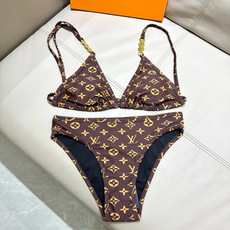 Lv比基尼😍🥰适合多种场景的游泳衣🏊♀️海边 游泳池 温泉 水上乐园 漂流都可以😌内搭也完全可以 连体 Lv比基尼😍🥰适合多种场景的游泳衣🏊♀️海边 游泳池 温泉 水上乐园 漂流都可以😌内搭也完全可以 连体
