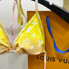 Lv比基尼👙➕纱裙😍🥰适合多种场景的游泳衣🏊♀️海边 游泳池 温泉 水上乐园 漂流都可以😌内搭也完全可 Lv比基尼👙➕纱裙😍🥰适合多种场景的游泳衣🏊♀️海边 游泳池 温泉 水上乐园 漂流都可以😌内搭也完全可