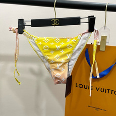 Lv比基尼👙➕纱裙😍🥰适合多种场景的游泳衣🏊♀️海边 游泳池 温泉 水上乐园 漂流都可以😌内搭也完全可 Lv比基尼👙➕纱裙😍🥰适合多种场景的游泳衣🏊♀️海边 游泳池 温泉 水上乐园 漂流都可以😌内搭也完全可
