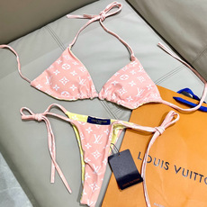 Lv比基尼😍🥰适合多种场景的游泳衣🏊♀️海边 游泳池 温泉 水上乐园 漂流都可以😌内搭也完全可以 连体 Lv比基尼😍🥰适合多种场景的游泳衣🏊♀️海边 游泳池 温泉 水上乐园 漂流都可以😌内搭也完全可以 连体