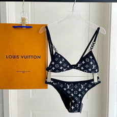 Lv比基尼😍🥰适合多种场景的游泳衣🏊♀️海边 游泳池 温泉 水上乐园 漂流都可以😌内搭也完全可以 连体 Lv比基尼😍🥰适合多种场景的游泳衣🏊♀️海边 游泳池 温泉 水上乐园 漂流都可以😌内搭也完全可以 连体