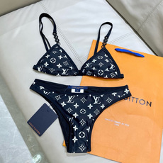 Lv比基尼😍🥰适合多种场景的游泳衣🏊♀️海边 游泳池 温泉 水上乐园 漂流都可以😌内搭也完全可以 连体 Lv比基尼😍🥰适合多种场景的游泳衣🏊♀️海边 游泳池 温泉 水上乐园 漂流都可以😌内搭也完全可以 连体