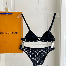 Lv比基尼😍🥰适合多种场景的游泳衣🏊♀️海边 游泳池 温泉 水上乐园 漂流都可以😌内搭也完全可以 连体 Lv比基尼😍🥰适合多种场景的游泳衣🏊♀️海边 游泳池 温泉 水上乐园 漂流都可以😌内搭也完全可以 连体
