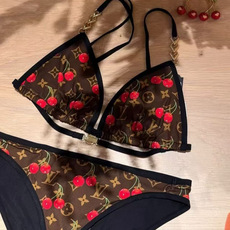 Lv比基尼😍🥰适合多种场景的游泳衣🏊♀️海边 游泳池 温泉 水上乐园 漂流都可以😌内搭也完全可以 连体 Lv比基尼😍🥰适合多种场景的游泳衣🏊♀️海边 游泳池 温泉 水上乐园 漂流都可以😌内搭也完全可以 连体