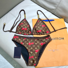 Lv比基尼😍🥰适合多种场景的游泳衣🏊♀️海边 游泳池 温泉 水上乐园 漂流都可以😌内搭也完全可以 连体 Lv比基尼😍🥰适合多种场景的游泳衣🏊♀️海边 游泳池 温泉 水上乐园 漂流都可以😌内搭也完全可以 连体