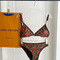 Lv比基尼😍🥰适合多种场景的游泳衣🏊♀️海边 游泳池 温泉 水上乐园 漂流都可以😌内搭也完全可以 连体 Lv比基尼😍🥰适合多种场景的游泳衣🏊♀️海边 游泳池 温泉 水上乐园 漂流都可以😌内搭也完全可以 连体