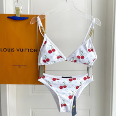 Lv比基尼😍🥰适合多种场景的游泳衣🏊♀️海边 游泳池 温泉 水上乐园 漂流都可以😌内搭也完全可以 连体 Lv比基尼😍🥰适合多种场景的游泳衣🏊♀️海边 游泳池 温泉 水上乐园 漂流都可以😌内搭也完全可以 连体