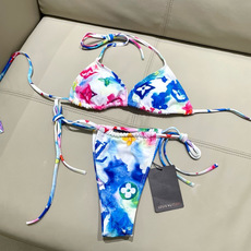 Lv比基尼😍🥰适合多种场景的游泳衣🏊♀️海边 游泳池 温泉 水上乐园 漂流都可以😌内搭也完全可以 连体 Lv比基尼😍🥰适合多种场景的游泳衣🏊♀️海边 游泳池 温泉 水上乐园 漂流都可以😌内搭也完全可以 连体