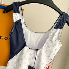 Lv连体😍🥰适合多种场景的游泳衣🏊♀️海边 游泳池 温泉 水上乐园 漂流都可以😌内搭也完全可以 连体设 Lv连体😍🥰适合多种场景的游泳衣🏊♀️海边 游泳池 温泉 水上乐园 漂流都可以😌内搭也完全可以 连体设