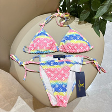 Lv比基尼😍🥰适合多种场景的游泳衣🏊♀️海边 游泳池 温泉 水上乐园 漂流都可以😌内搭也完全可以 连体 Lv比基尼😍🥰适合多种场景的游泳衣🏊♀️海边 游泳池 温泉 水上乐园 漂流都可以😌内搭也完全可以 连体