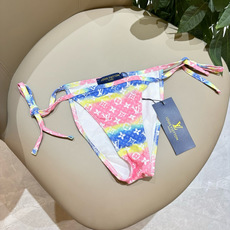 Lv比基尼😍🥰适合多种场景的游泳衣🏊♀️海边 游泳池 温泉 水上乐园 漂流都可以😌内搭也完全可以 连体 Lv比基尼😍🥰适合多种场景的游泳衣🏊♀️海边 游泳池 温泉 水上乐园 漂流都可以😌内搭也完全可以 连体