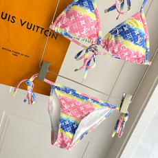 Lv比基尼😍🥰适合多种场景的游泳衣🏊♀️海边 游泳池 温泉 水上乐园 漂流都可以😌内搭也完全可以 连体 Lv比基尼😍🥰适合多种场景的游泳衣🏊♀️海边 游泳池 温泉 水上乐园 漂流都可以😌内搭也完全可以 连体