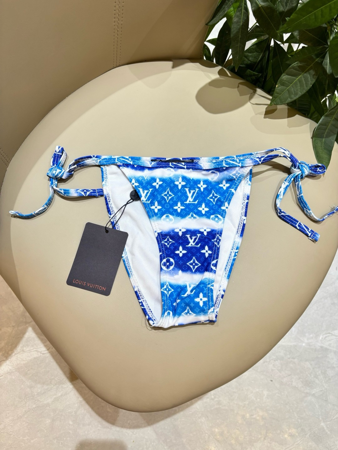 Lv比基尼😍🥰适合多种场景的游泳衣🏊‍♀️海边 游泳池 温泉 水上乐园 漂流都可以😌内搭也完全可以 连体