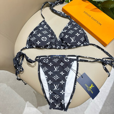Lv比基尼😍🥰适合多种场景的游泳衣🏊♀️海边 游泳池 温泉 水上乐园 漂流都可以😌内搭也完全可以 连体 Lv比基尼😍🥰适合多种场景的游泳衣🏊♀️海边 游泳池 温泉 水上乐园 漂流都可以😌内搭也完全可以 连体