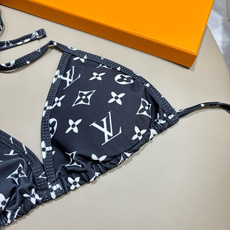 Lv比基尼😍🥰适合多种场景的游泳衣🏊♀️海边 游泳池 温泉 水上乐园 漂流都可以😌内搭也完全可以 连体 Lv比基尼😍🥰适合多种场景的游泳衣🏊♀️海边 游泳池 温泉 水上乐园 漂流都可以😌内搭也完全可以 连体