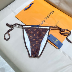 Lv比基尼😍🥰适合多种场景的游泳衣🏊♀️海边 游泳池 温泉 水上乐园 漂流都可以😌内搭也完全可以 连体 Lv比基尼😍🥰适合多种场景的游泳衣🏊♀️海边 游泳池 温泉 水上乐园 漂流都可以😌内搭也完全可以 连体