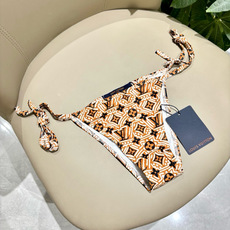 Lv比基尼😍🥰适合多种场景的游泳衣🏊♀️海边 游泳池 温泉 水上乐园 漂流都可以😌内搭也完全可以 连体 Lv比基尼😍🥰适合多种场景的游泳衣🏊♀️海边 游泳池 温泉 水上乐园 漂流都可以😌内搭也完全可以 连体