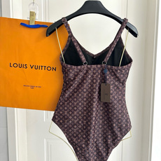 Lv连体😍🥰适合多种场景的游泳衣🏊♀️海边 游泳池 温泉 水上乐园 漂流都可以😌内搭也完全可以 连体设 Lv连体😍🥰适合多种场景的游泳衣🏊♀️海边 游泳池 温泉 水上乐园 漂流都可以😌内搭也完全可以 连体设