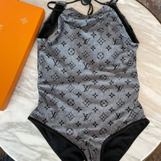 Lv连体😍🥰适合多种场景的游泳衣🏊♀️海边 游泳池 温泉 水上乐园 漂流都可以😌内搭也完全可以 连体设 Lv连体😍🥰适合多种场景的游泳衣🏊♀️海边 游泳池 温泉 水上乐园 漂流都可以😌内搭也完全可以 连体设