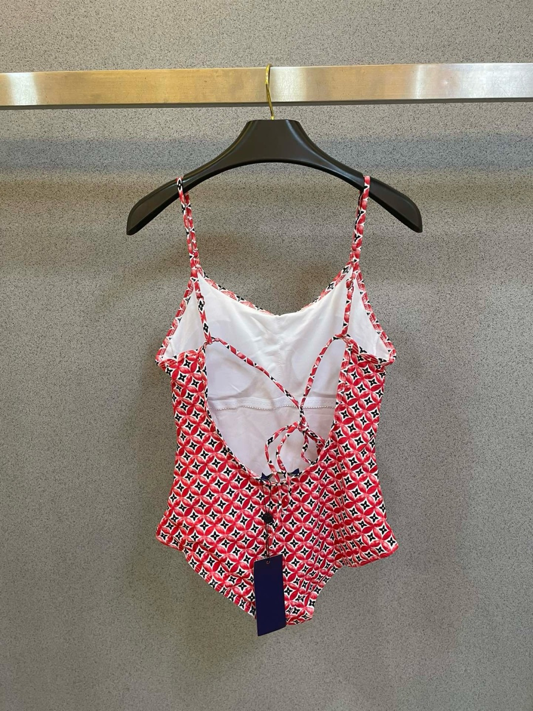 Lv连体😍🥰适合多种场景的游泳衣🏊‍♀️海边 游泳池 温泉 水上乐园 漂流都可以😌内搭也完全可以 连体设