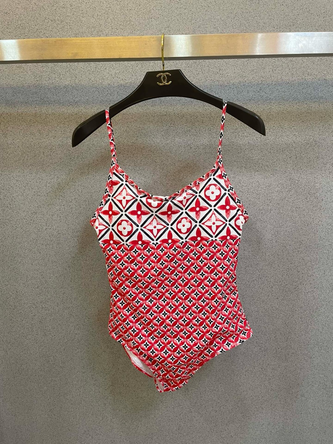 Lv连体😍🥰适合多种场景的游泳衣🏊‍♀️海边 游泳池 温泉 水上乐园 漂流都可以😌内搭也完全可以 连体设