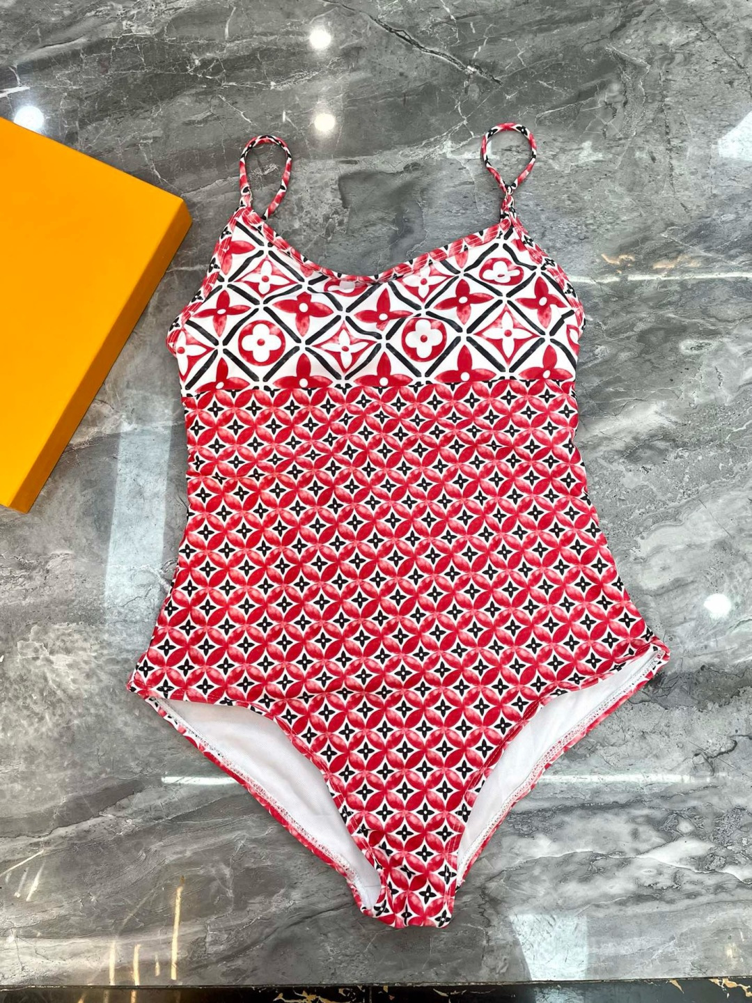 Lv连体😍🥰适合多种场景的游泳衣🏊‍♀️海边 游泳池 温泉 水上乐园 漂流都可以😌内搭也完全可以 连体设