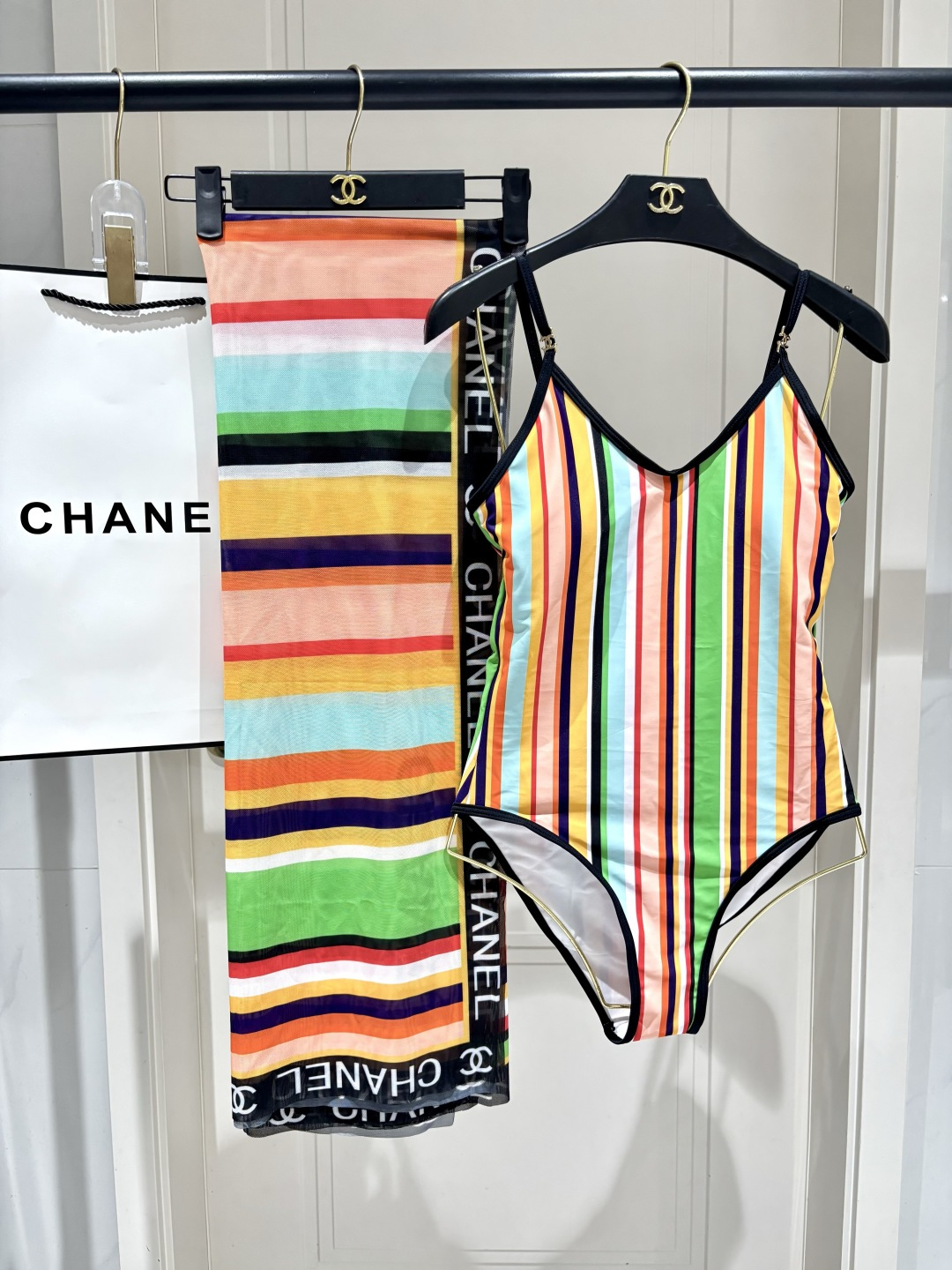 Chanel泳衣➕纱巾 P单泳衣75 可拆开卖Chanel新款泳衣  彩虹度假泳衣，解锁夏日明媚时光✨奢