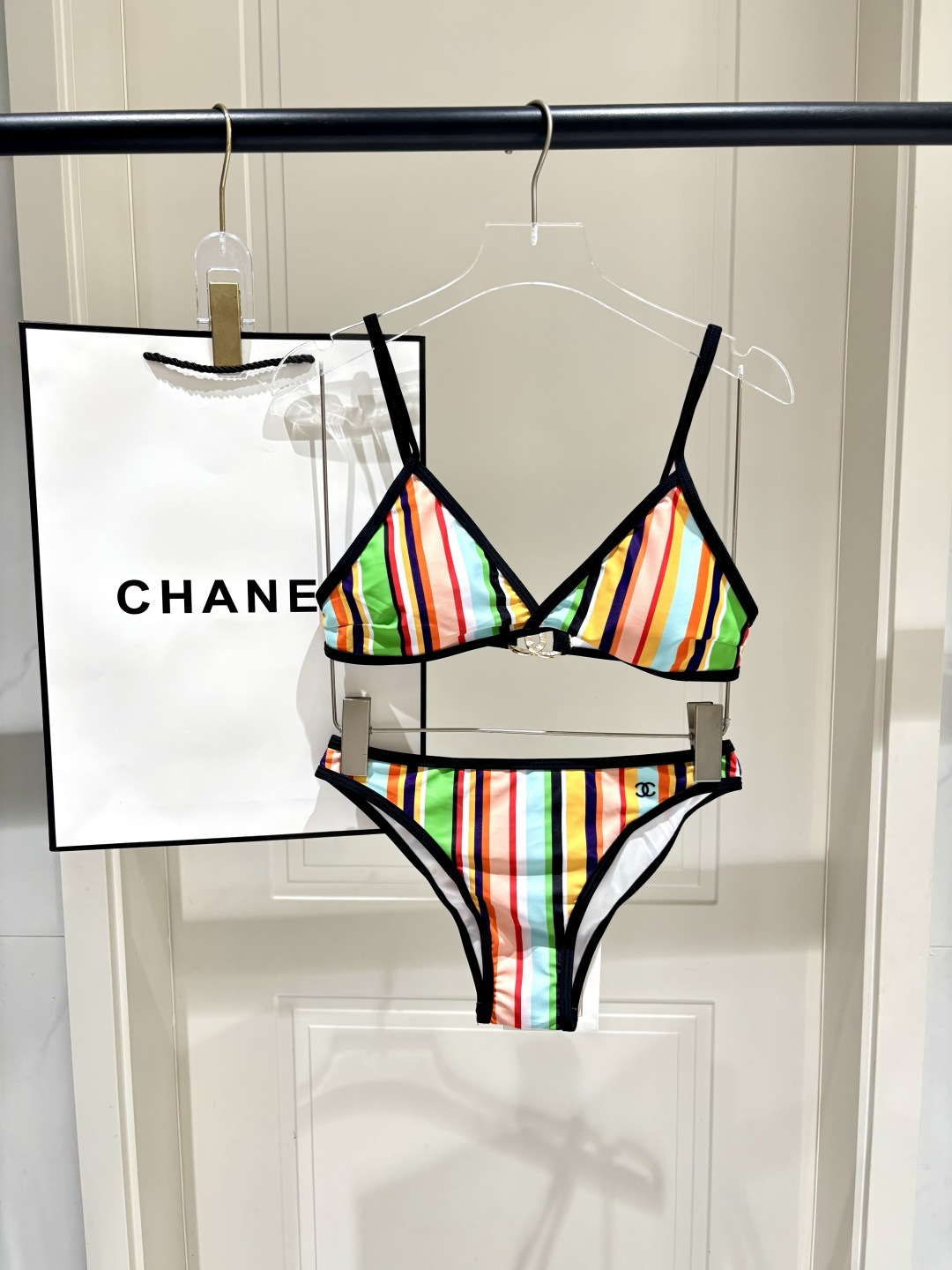 Chanel彩虹条纹比基尼香风限定彩虹条纹比基尼撞色竖纹视觉显瘦，勾勒优越曲线金属双C点缀，低调彰显轻奢