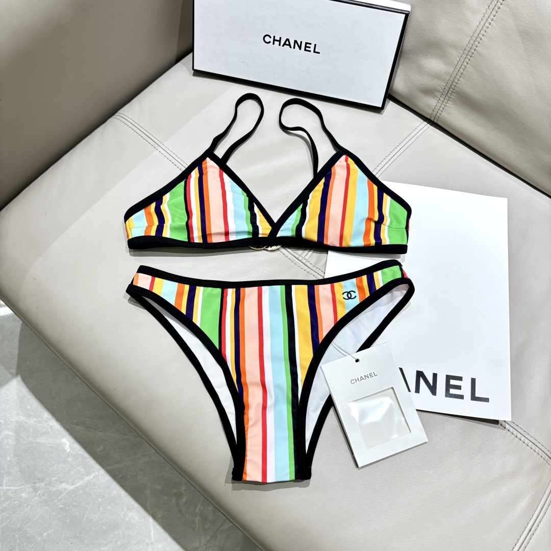 Chanel彩虹条纹比基尼香风限定彩虹条纹比基尼撞色竖纹视觉显瘦，勾勒优越曲线金属双C点缀，低调彰显轻奢