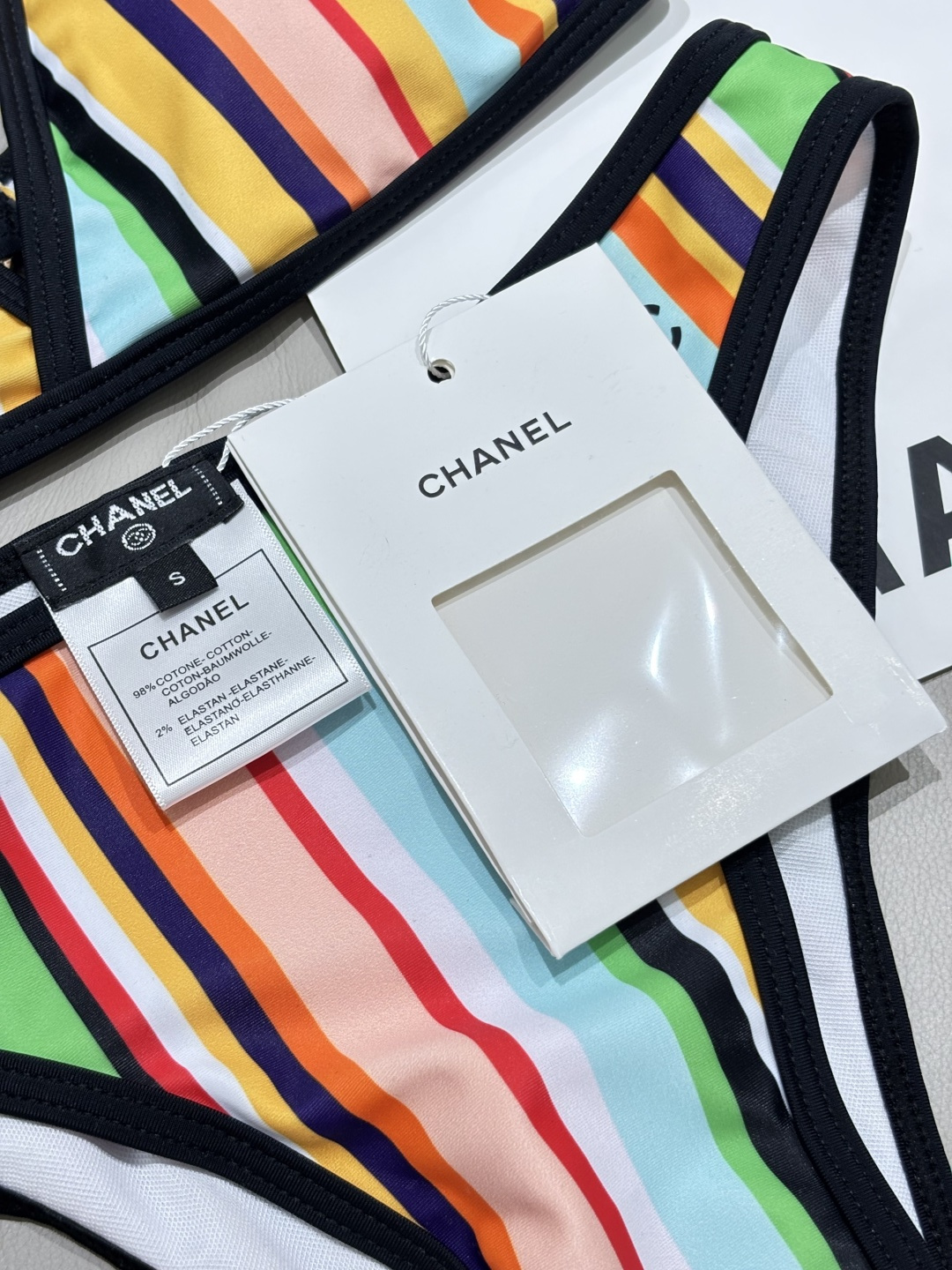 Chanel彩虹条纹比基尼香风限定彩虹条纹比基尼撞色竖纹视觉显瘦，勾勒优越曲线金属双C点缀，低调彰显轻奢