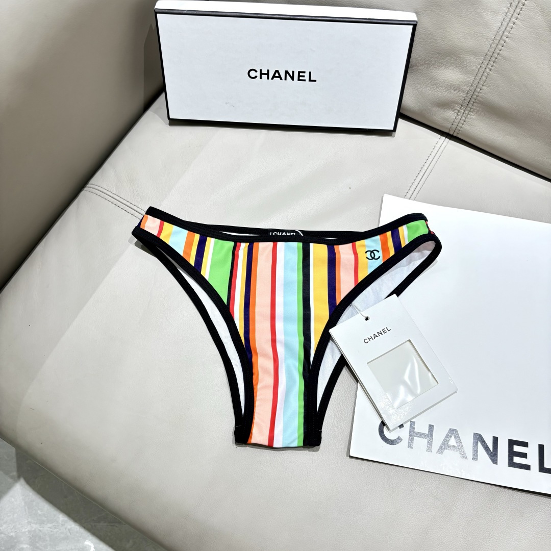Chanel彩虹条纹比基尼香风限定彩虹条纹比基尼撞色竖纹视觉显瘦，勾勒优越曲线金属双C点缀，低调彰显轻奢