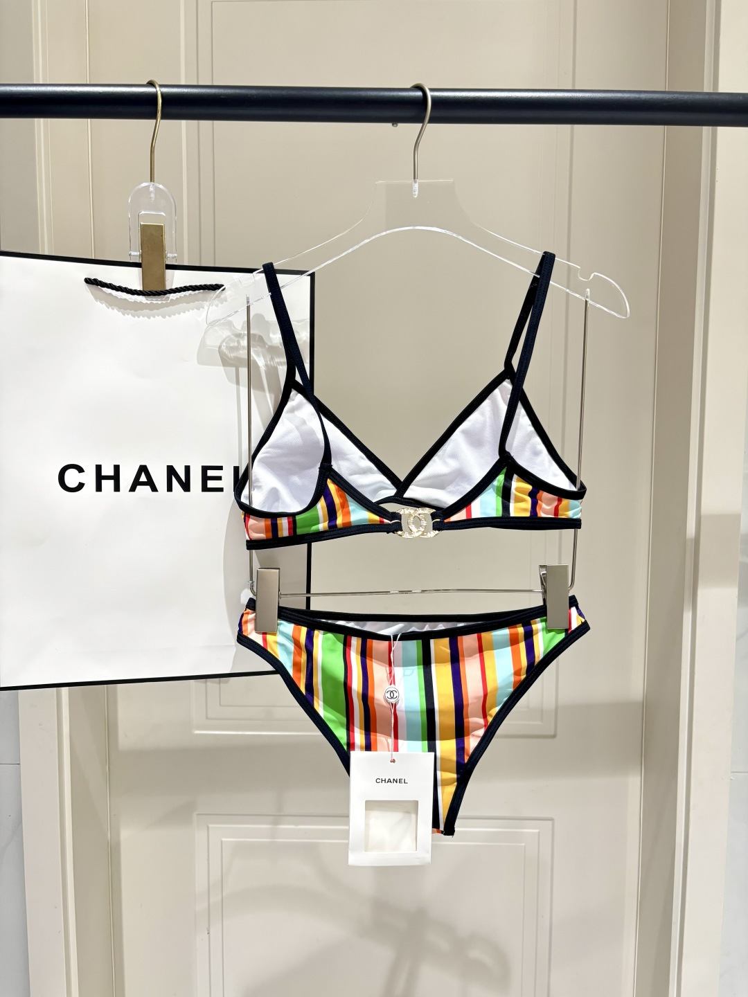 Chanel彩虹条纹比基尼香风限定彩虹条纹比基尼撞色竖纹视觉显瘦，勾勒优越曲线金属双C点缀，低调彰显轻奢