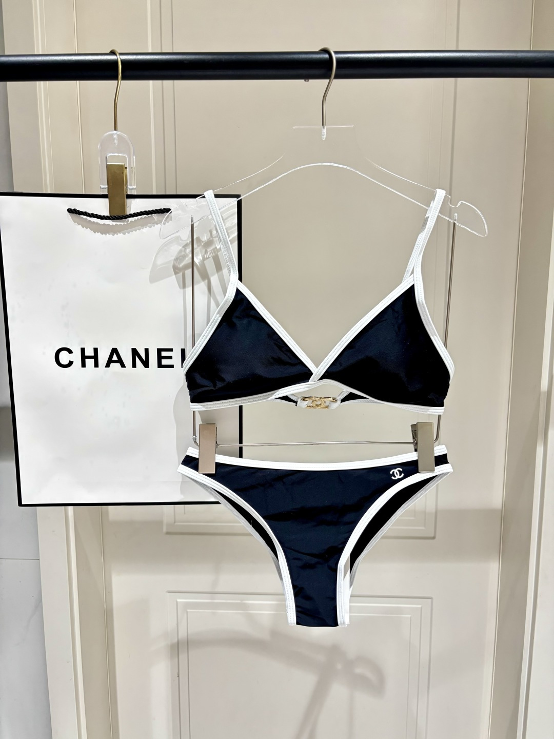 Chanel新款黑白配比基尼香风限定比基尼撞色竖纹视觉显瘦，勾勒优越曲线金属双C点缀，低调彰显轻奢质感全
