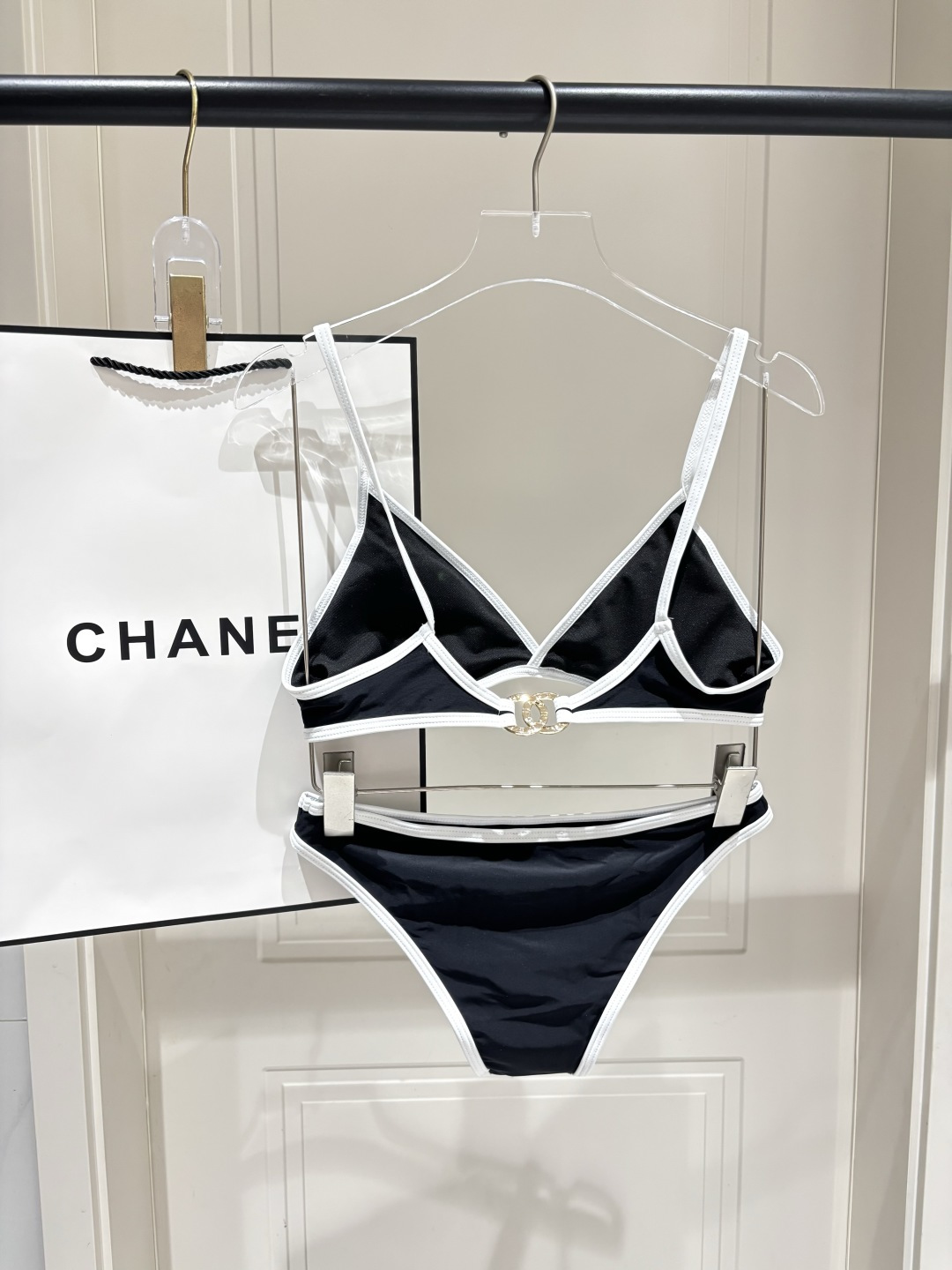 Chanel新款黑白配比基尼香风限定比基尼撞色竖纹视觉显瘦，勾勒优越曲线金属双C点缀，低调彰显轻奢质感全