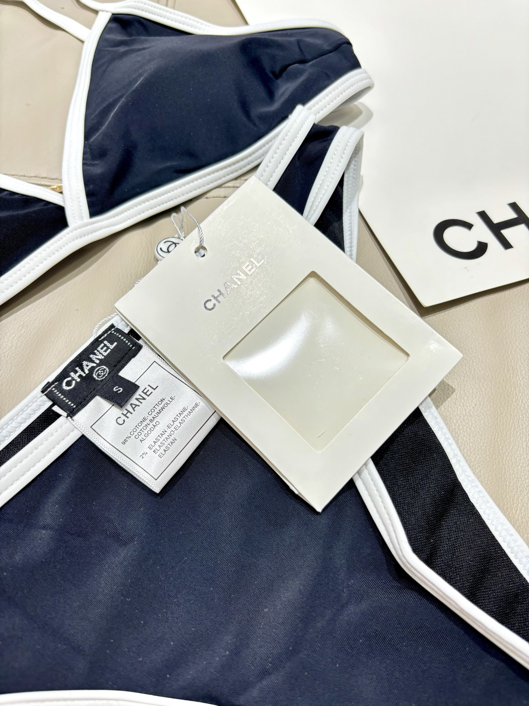 Chanel新款黑白配比基尼香风限定比基尼撞色竖纹视觉显瘦，勾勒优越曲线金属双C点缀，低调彰显轻奢质感全