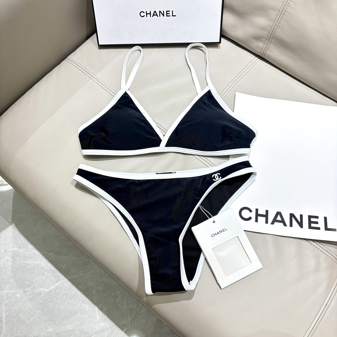 Chanel新款黑白配比基尼香风限定比基尼撞色竖纹视觉显瘦，勾勒优越曲线金属双C点缀，低调彰显轻奢质感全