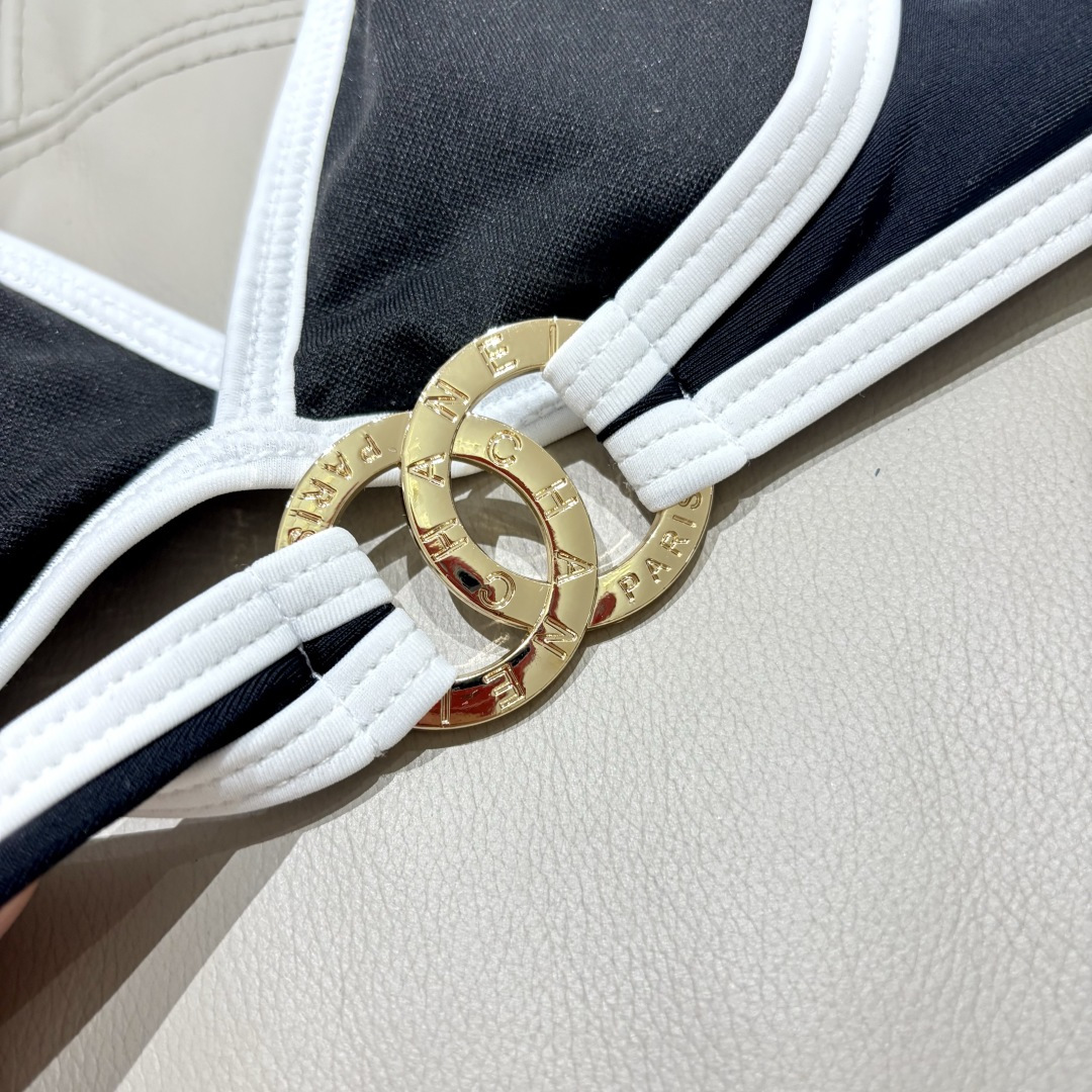Chanel新款黑白配比基尼香风限定比基尼撞色竖纹视觉显瘦，勾勒优越曲线金属双C点缀，低调彰显轻奢质感全