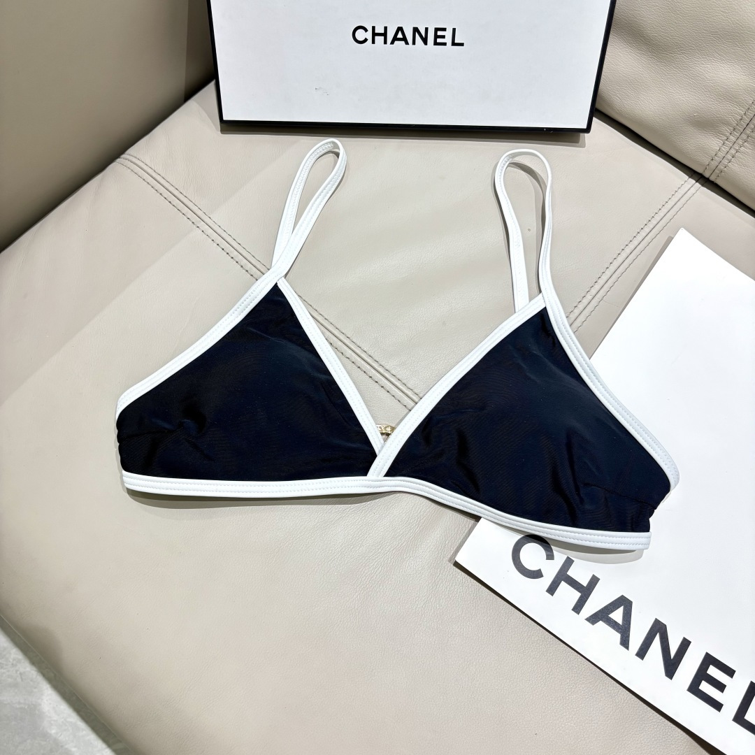 Chanel新款黑白配比基尼香风限定比基尼撞色竖纹视觉显瘦，勾勒优越曲线金属双C点缀，低调彰显轻奢质感全