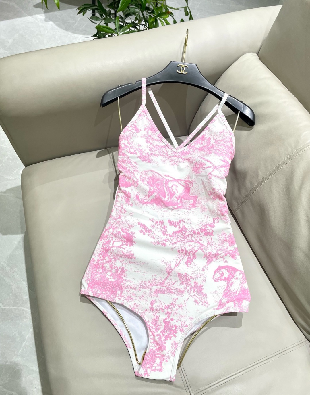 Dior迪奥新款泳衣➕纱巾👙❤️😍🥰适合多种场景的游泳衣🏊‍♀️海边 游泳池 温泉 水上乐园 漂流都可以