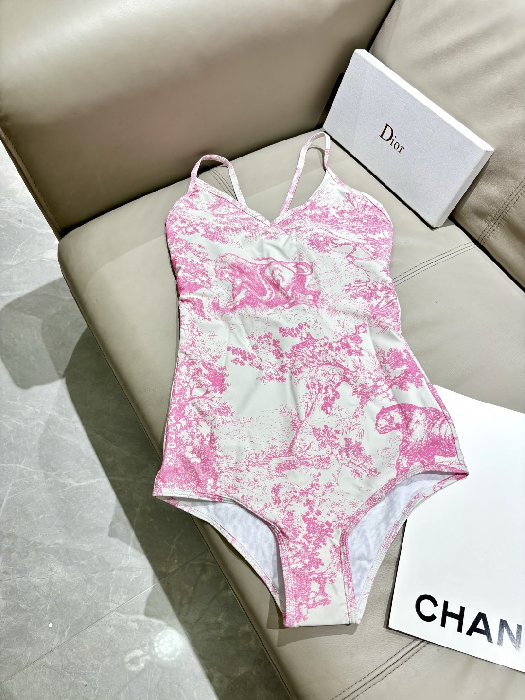 Dior迪奥新款泳衣➕纱巾👙❤️😍🥰适合多种场景的游泳衣🏊‍♀️海边 游泳池 温泉 水上乐园 漂流都可以