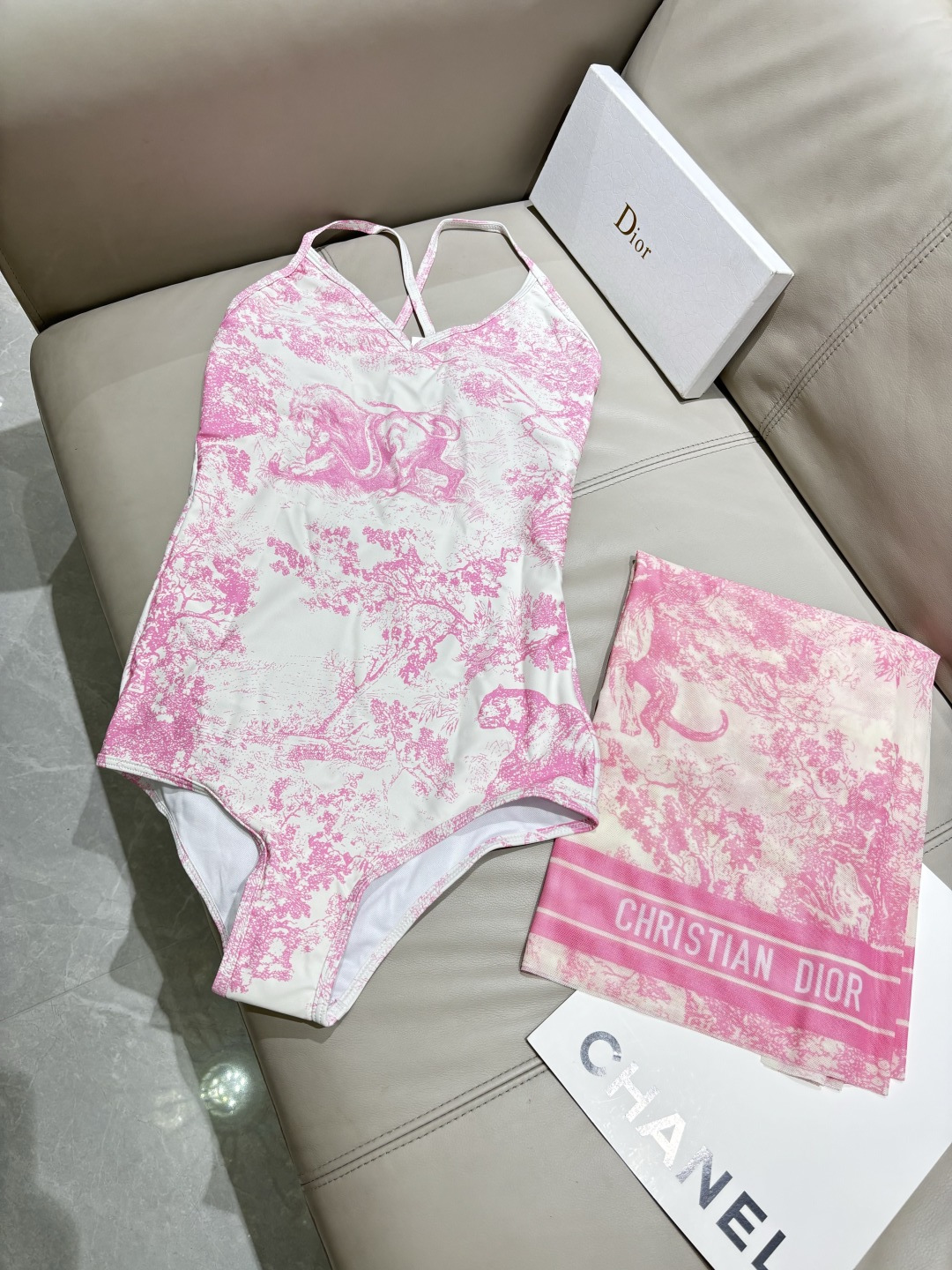 Dior迪奥新款泳衣➕纱巾👙❤️😍🥰适合多种场景的游泳衣🏊‍♀️海边 游泳池 温泉 水上乐园 漂流都可以