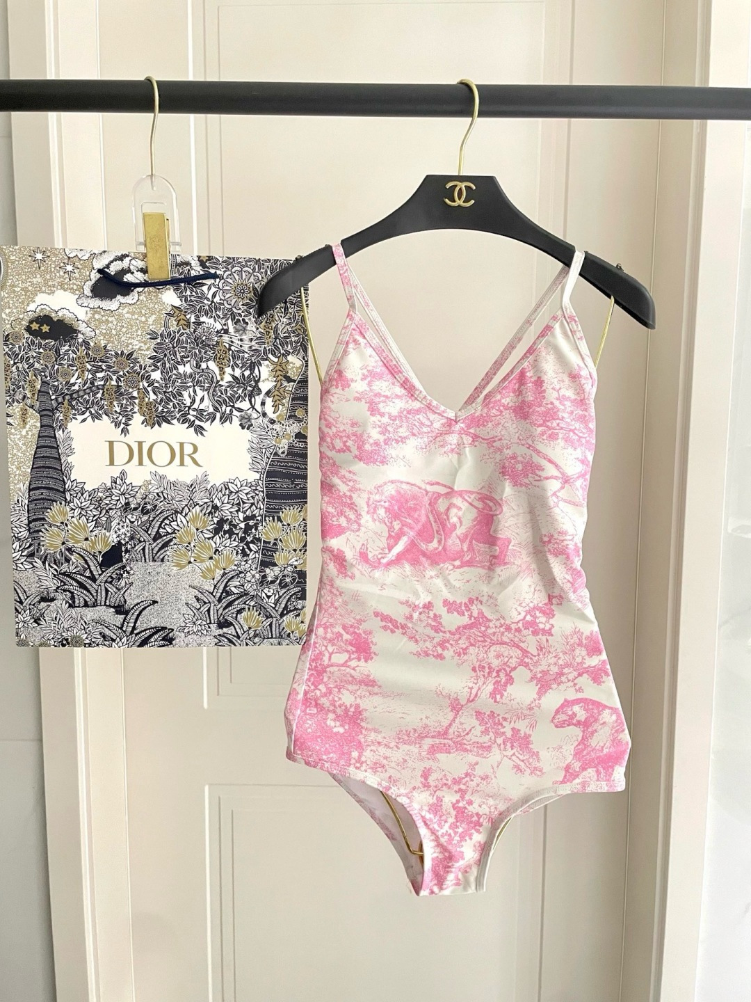 Dior迪奥新款泳衣➕纱巾👙❤️😍🥰适合多种场景的游泳衣🏊‍♀️海边 游泳池 温泉 水上乐园 漂流都可以