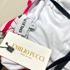 Pucci新款连体😍🥰适合多种场景的游泳衣🏊♀️海边 游泳池 温泉 水上乐园 漂流都可以😌内搭也完全可 Pucci新款连体😍🥰适合多种场景的游泳衣🏊♀️海边 游泳池 温泉 水上乐园 漂流都可以😌内搭也完全可