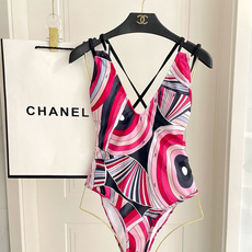 Pucci新款连体😍🥰适合多种场景的游泳衣🏊♀️海边 游泳池 温泉 水上乐园 漂流都可以😌内搭也完全可 Pucci新款连体😍🥰适合多种场景的游泳衣🏊♀️海边 游泳池 温泉 水上乐园 漂流都可以😌内搭也完全可
