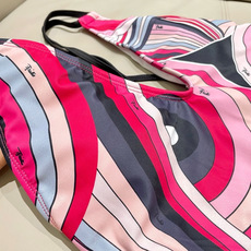 Pucci新款连体😍🥰适合多种场景的游泳衣🏊♀️海边 游泳池 温泉 水上乐园 漂流都可以😌内搭也完全可 Pucci新款连体😍🥰适合多种场景的游泳衣🏊♀️海边 游泳池 温泉 水上乐园 漂流都可以😌内搭也完全可
