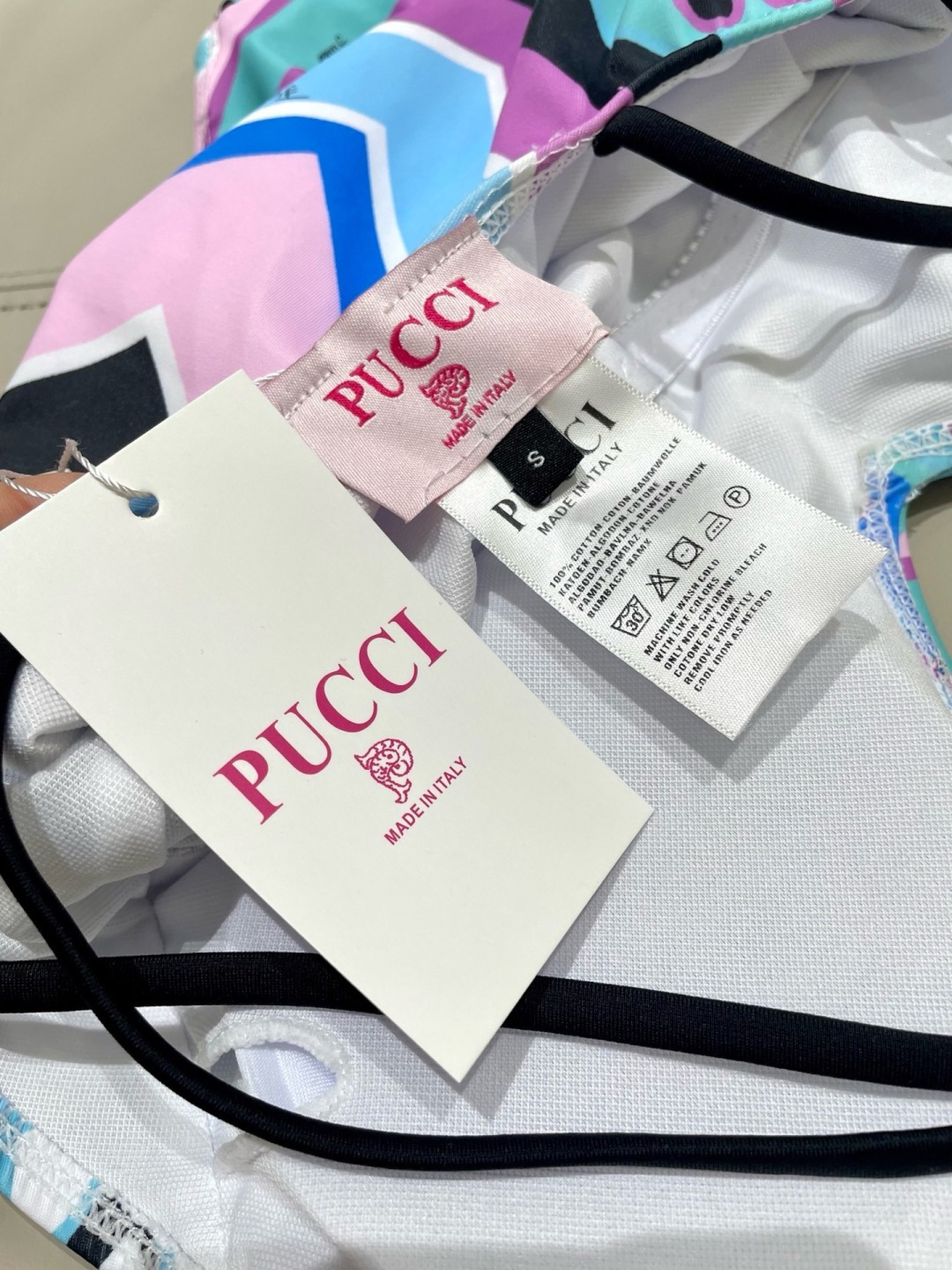 Pucci新款连体😍🥰适合多种场景的游泳衣🏊♀️海边 游泳池 温泉 水上乐园 漂流都可以😌内搭也完全可 Pucci新款连体😍🥰适合多种场景的游泳衣🏊♀️海边 游泳池 温泉 水上乐园 漂流都可以😌内搭也完全可