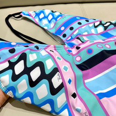 Pucci新款连体😍🥰适合多种场景的游泳衣🏊♀️海边 游泳池 温泉 水上乐园 漂流都可以😌内搭也完全可 Pucci新款连体😍🥰适合多种场景的游泳衣🏊♀️海边 游泳池 温泉 水上乐园 漂流都可以😌内搭也完全可