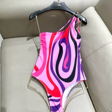 Pucci新款连体😍🥰适合多种场景的游泳衣🏊♀️海边 游泳池 温泉 水上乐园 漂流都可以😌内搭也完全可 Pucci新款连体😍🥰适合多种场景的游泳衣🏊♀️海边 游泳池 温泉 水上乐园 漂流都可以😌内搭也完全可