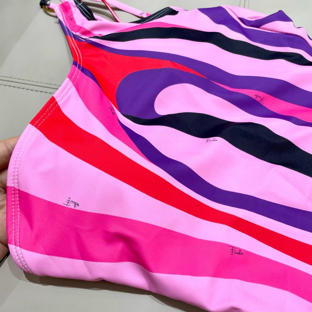 Pucci新款连体😍🥰适合多种场景的游泳衣🏊♀️海边 游泳池 温泉 水上乐园 漂流都可以😌内搭也完全可 Pucci新款连体😍🥰适合多种场景的游泳衣🏊♀️海边 游泳池 温泉 水上乐园 漂流都可以😌内搭也完全可