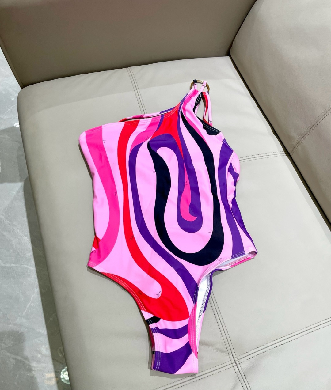 Pucci新款连体😍🥰适合多种场景的游泳衣🏊♀️海边 游泳池 温泉 水上乐园 漂流都可以😌内搭也完全可 Pucci新款连体😍🥰适合多种场景的游泳衣🏊♀️海边 游泳池 温泉 水上乐园 漂流都可以😌内搭也完全可